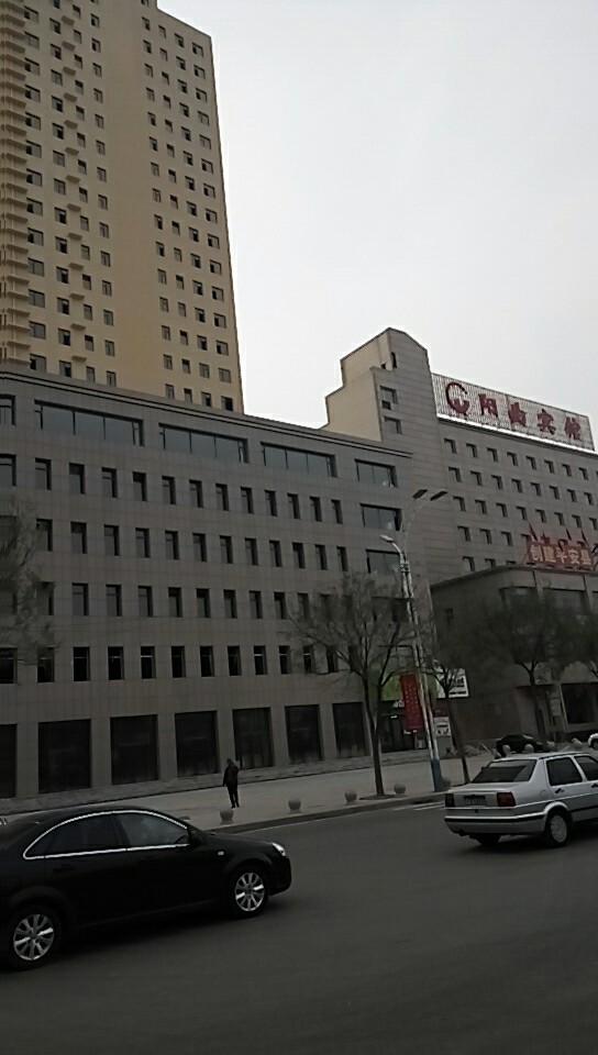 2017年11月9日陽(yáng)曲縣萬(wàn)辰小區安裝防火門(mén)施工作業(yè)圖片