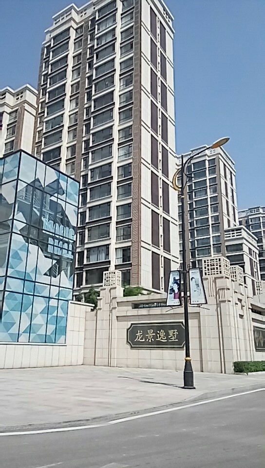 2018年5月4日臻觀(guān)園小區地下停車(chē)場(chǎng)防火卷簾門(mén)貨到工地